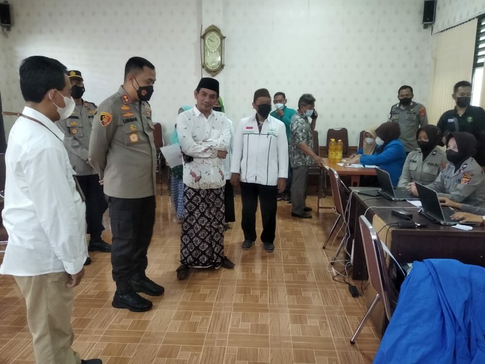 Bapak Kapolres Indramayu AKPB M. LUKMAN SYARIF, S.I.K., MH., memantau langsung kegiatan vaksin booster di Aula Kantor Kementerian Agama Kab. Indramayu
