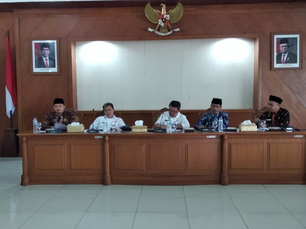 Kepala kemenag Kab. Indramayu dan kasubag TU serta Kasi PHU menghadiri kegiatan rapat persiapan keberangkatan Calhaj Tahun 1443 H / 2022 M