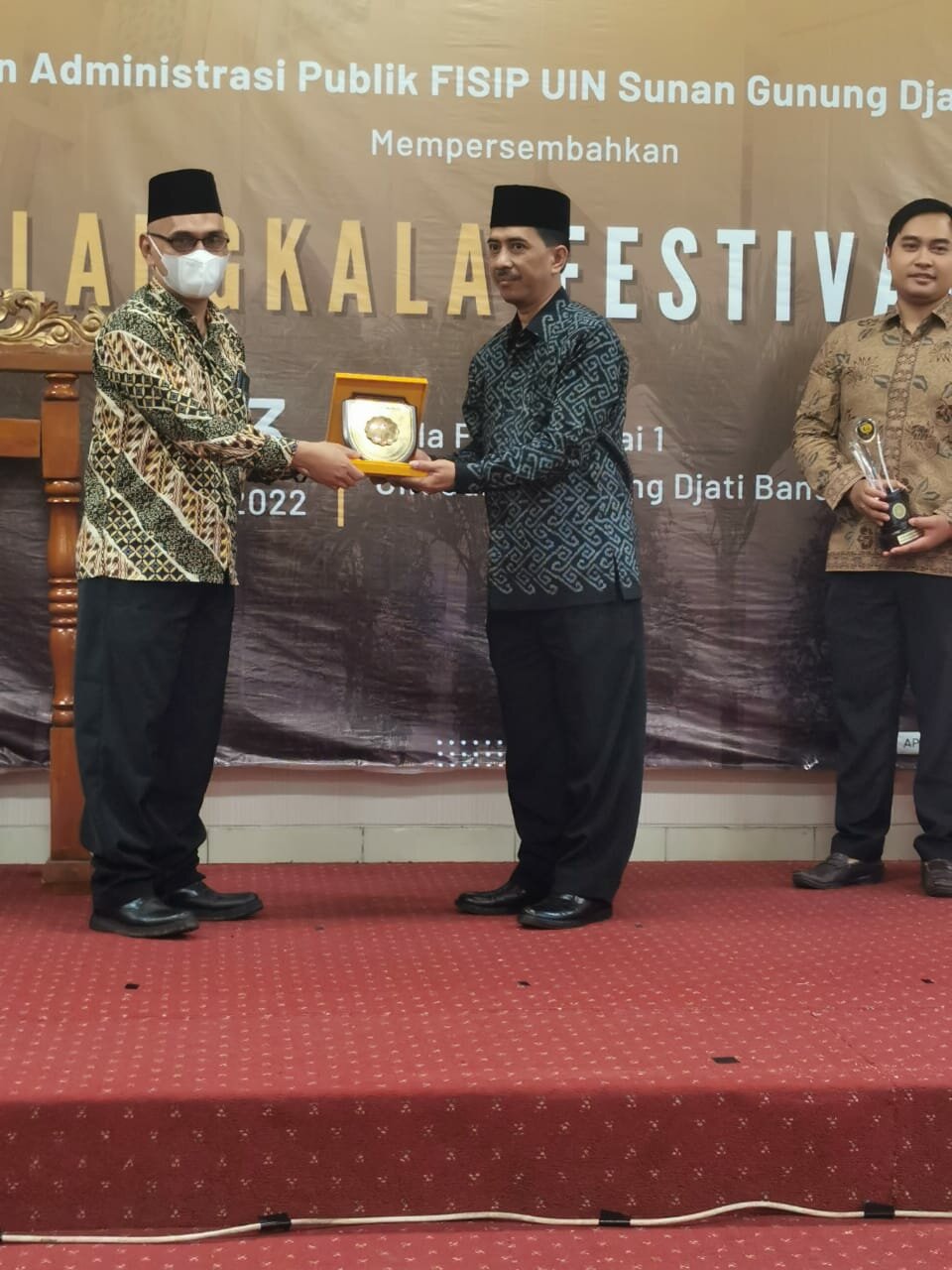 Kepala Kankemenag Kab. Indramayu Dr. H. Hanif Hanafi, M.Si., Menerima Penghargaan dari UIN Bandung 